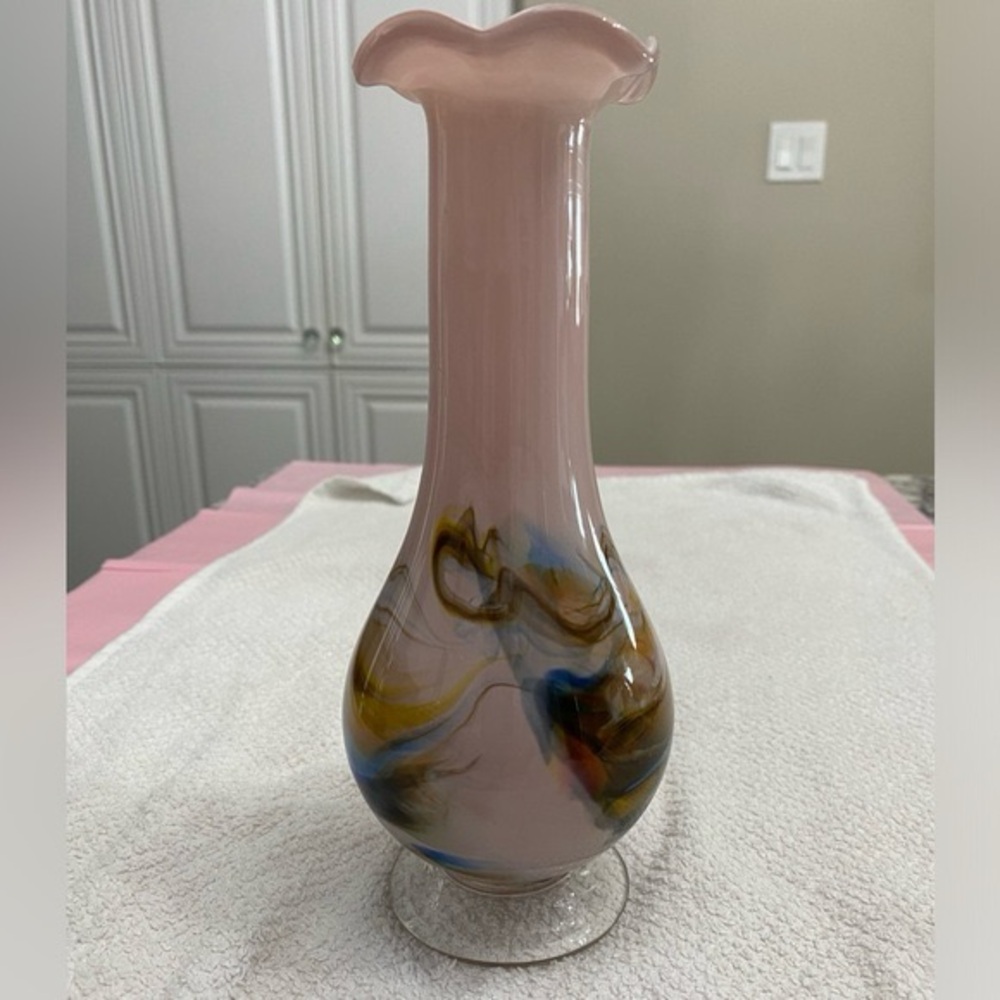 EUC VTG DALIAN GLASS CO. SNOWFLAKES BRAND MAUVE FOOTED VASE WITH BLUE GOLD BROWN